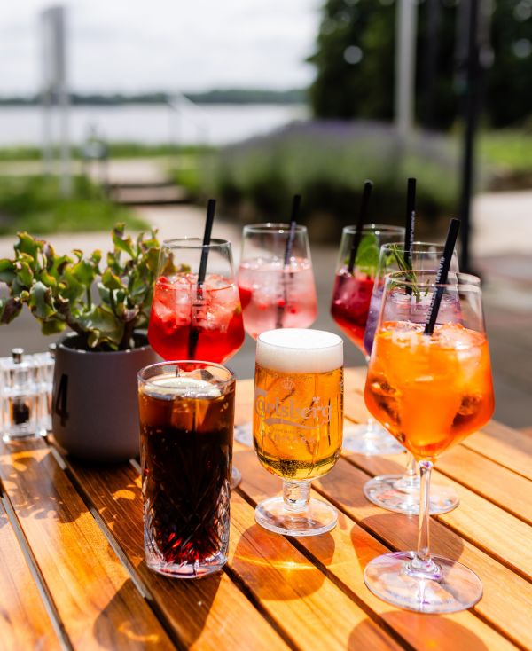 ELBE1 Getränke auf der Sommerterrasse